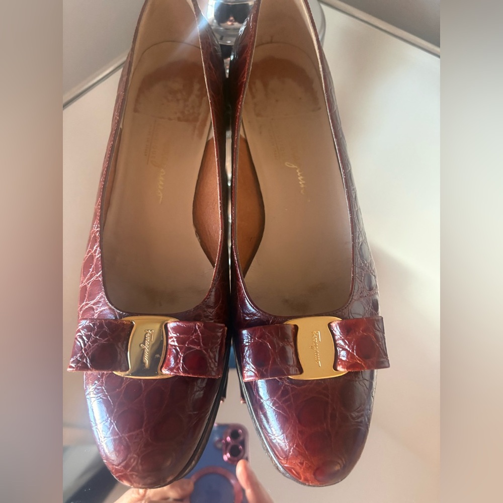 Salvatore Ferragamo Vara Croc-Embossed leather Bow Flats with Gold Plaque - Picture 11 of 11